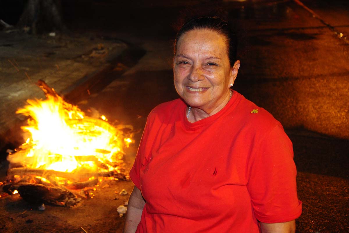 Maria de Fátima faz fogueira para cumprir promessa